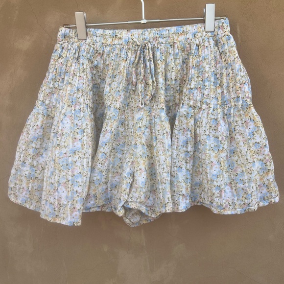 American Eagle Outfitters Pants - American Eagle Flower Farmhouse Whimsical Flowy Shorts size XS